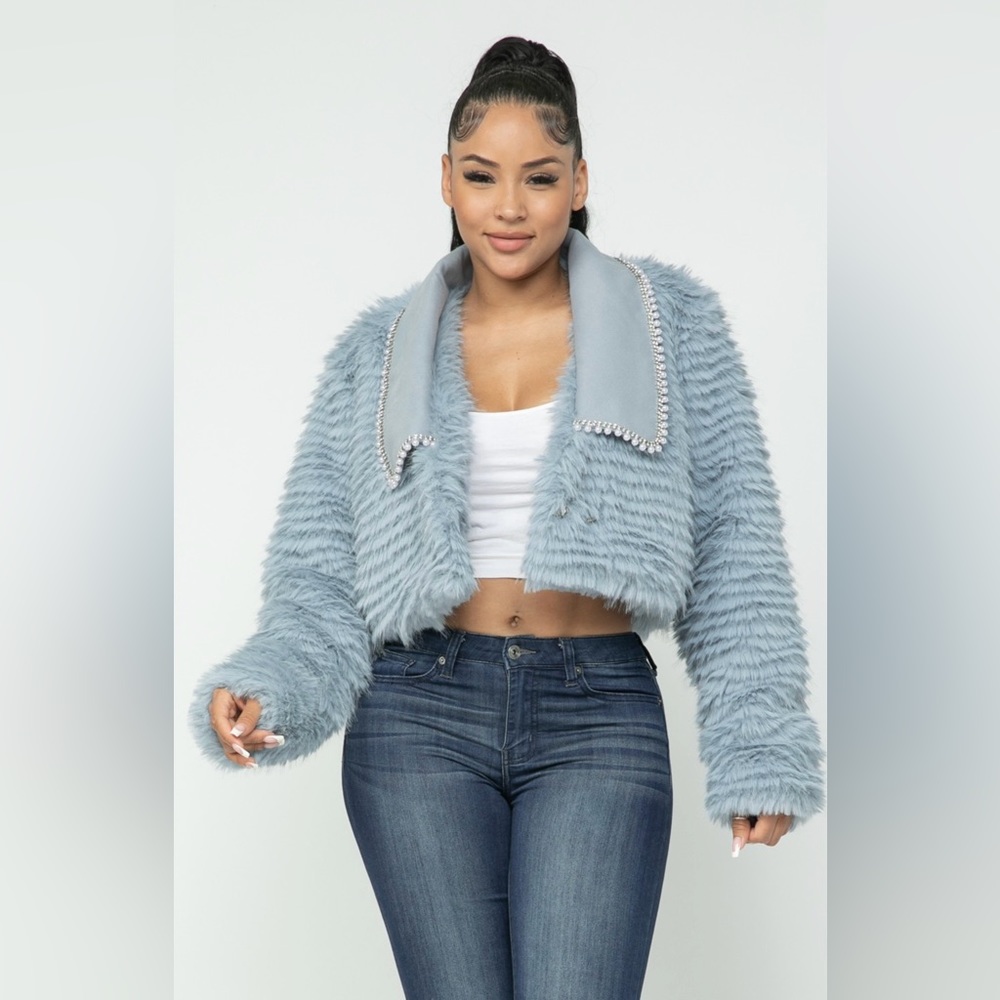 NWT BABY BLUE CROPPED VEGAN FUR JACKET PEARL COLLAR FUR JACKE SIZE SMALL